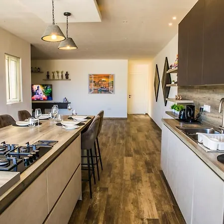 דירה Cosy & Penthouse In ויקטוריה