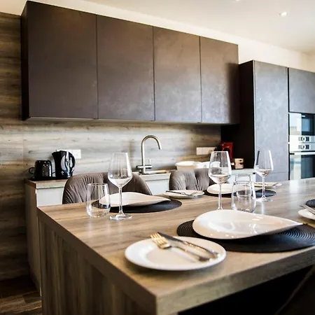 Cosy & Penthouse In Victoria